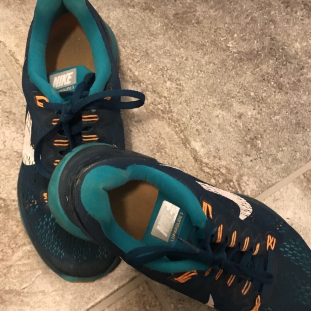 Tennis shoes